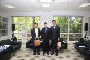 Mr Qiu Xin (in the middle), Party Secretary of Fudan University, meets with Mr Andrew Yao Cho-fai (right),  the Chairman of the Council of Lingnan University, and Prof S. Joe Qin (left), President of Lingnan University.