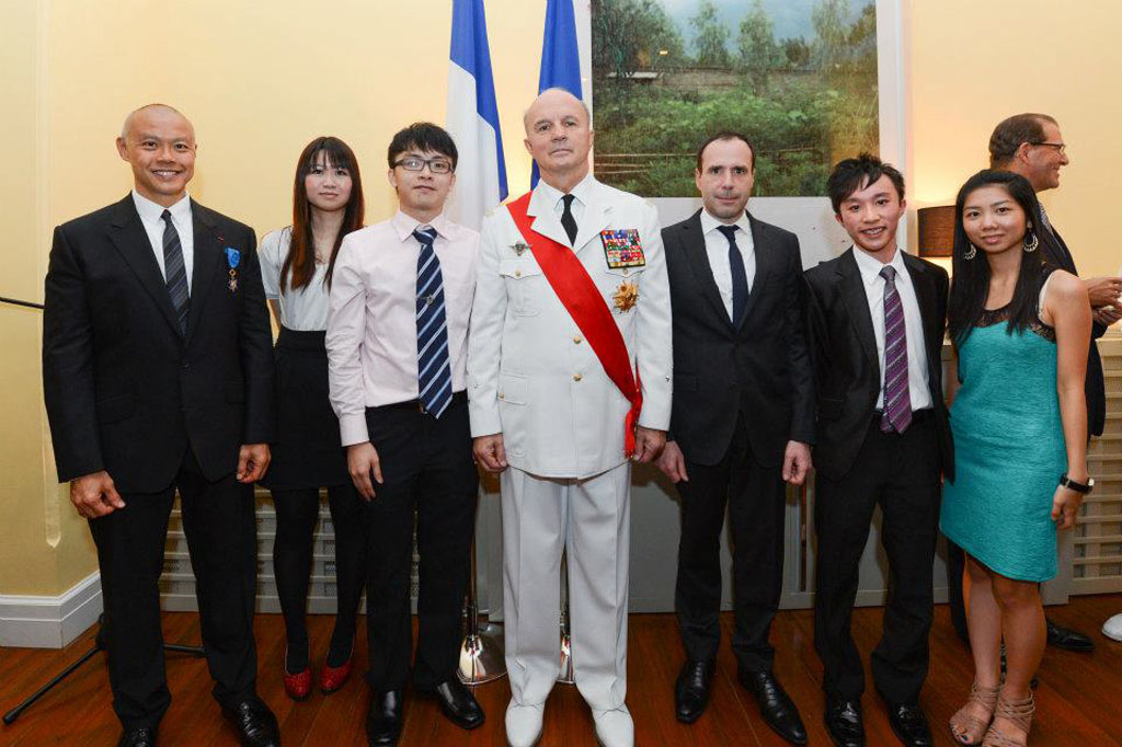 Grand Chancelier de la Lˆmgion d'Honneur, Consul General of France in HK and the four student representatives.jpg