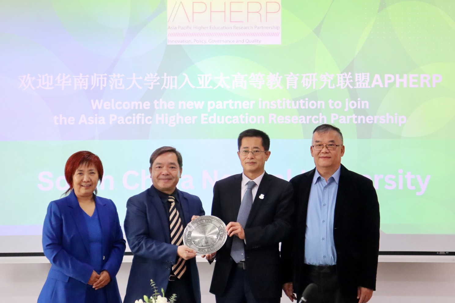 嶺南大學與華南師範大學簽署合作協議並揭牌成立「聯合跨境教育中心」