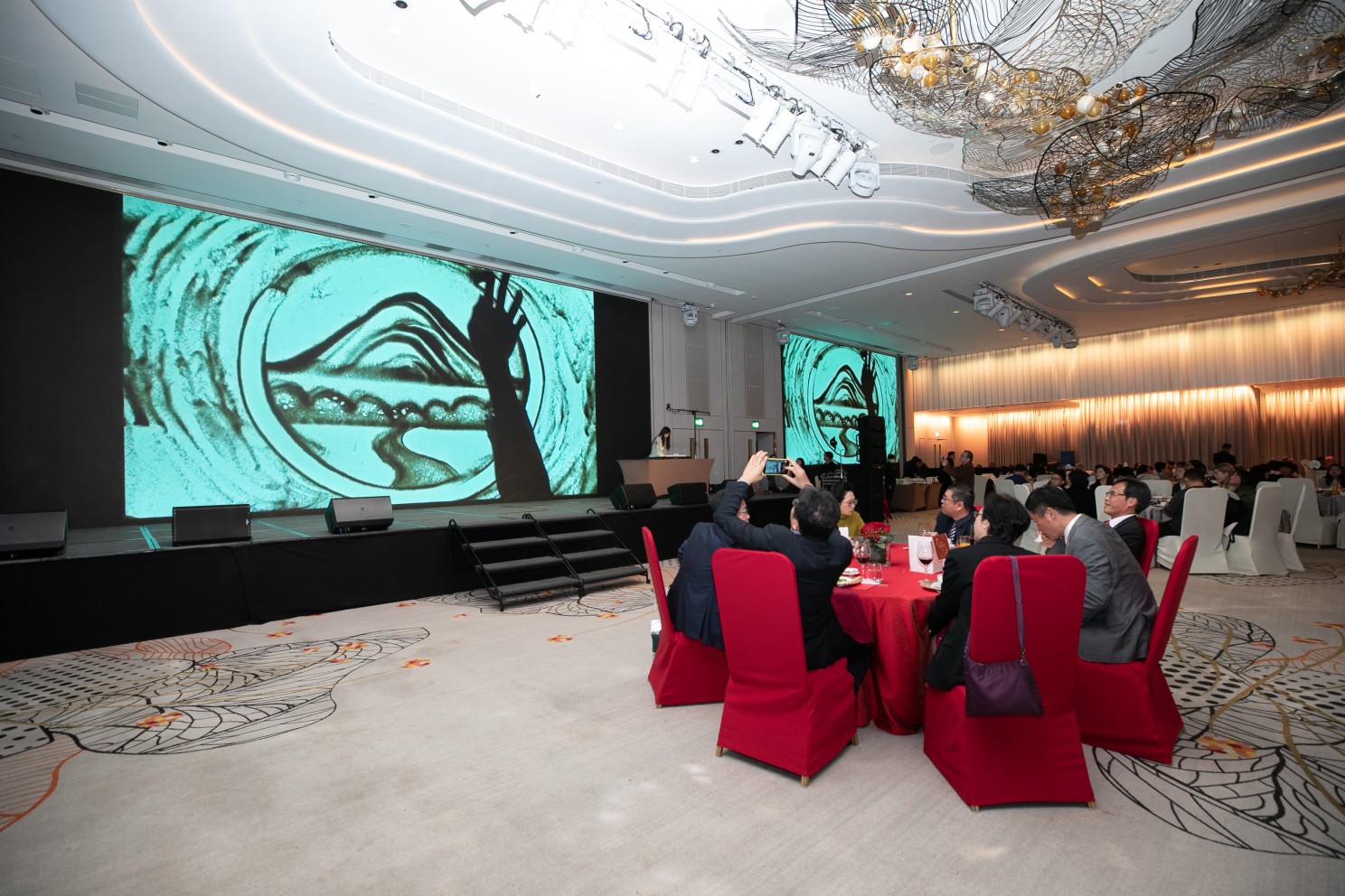 大会亦邀得香港著名沙画艺术家胡蔼的女士进行沙画表演，以艺术呈现岭南大学的辉煌历史及发展里程。