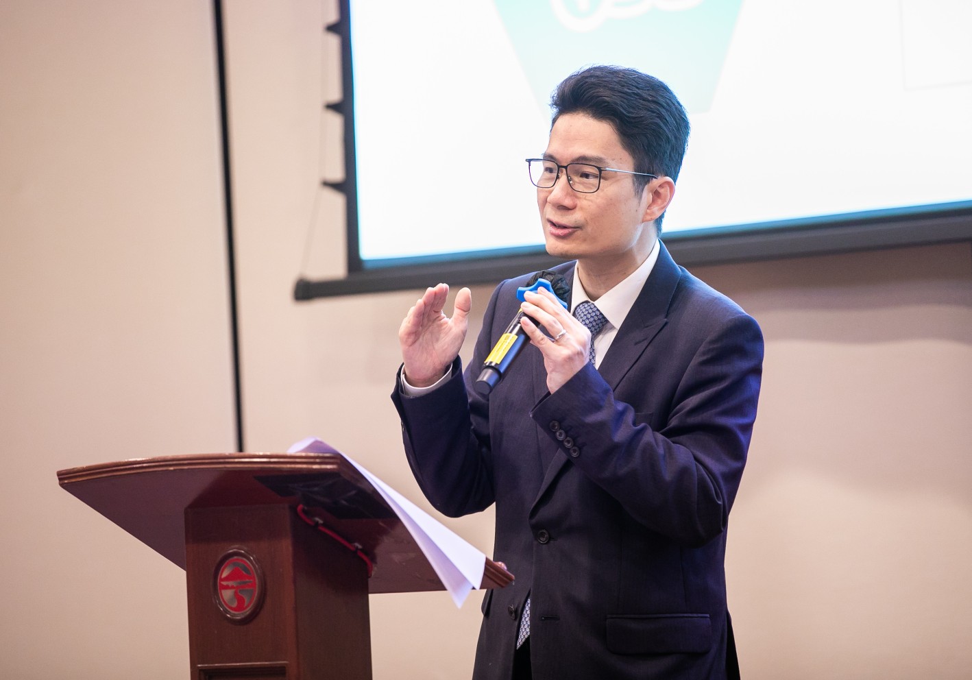 財經事務及庫務局副局長陳浩濂與學生分享香港金融最新發展。