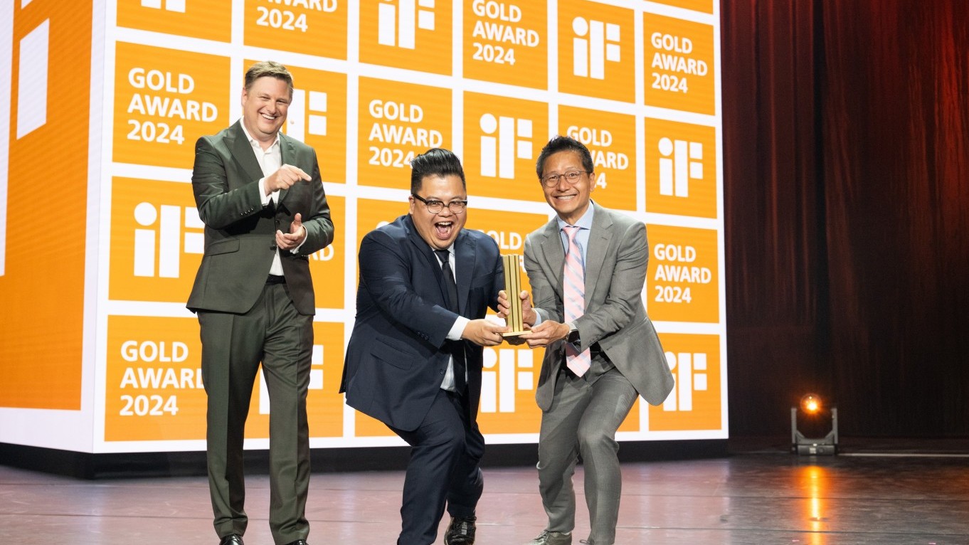 Prof Albert Ko Wing-yin (right), Director of Service-Learning and Lingnan Entrepreneurship Initiative, and Mr Adrian Lo Chun-kwong (middle), Product Design Lead of the Office of Service-Learning, receive the award from Mr Uwe Cremering, CEO of iF Design (left).