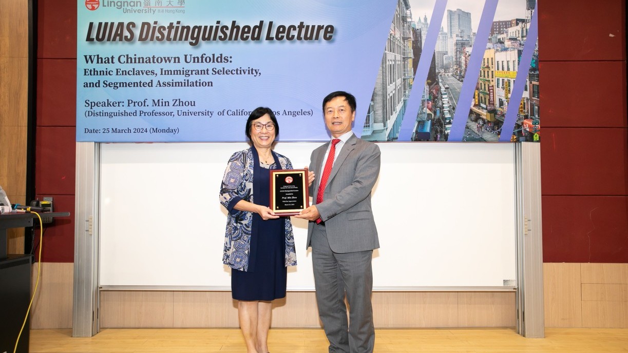 President Prof S. Joe Qin of Lingnan University (right) presents a memento to Prof Zhou Min (left) in appreciation of her LUIAS Distinguished Lecture.