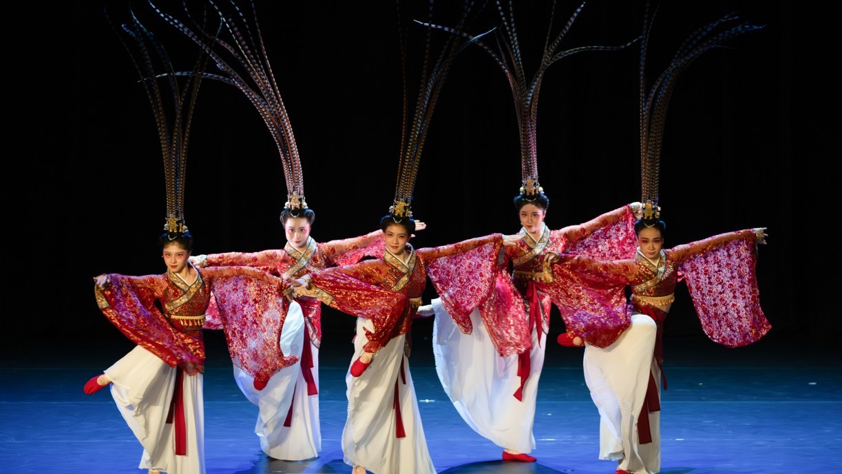 先秦時期，楚地盛行巫風，舞蹈因而受宗教及文化背景所影響。