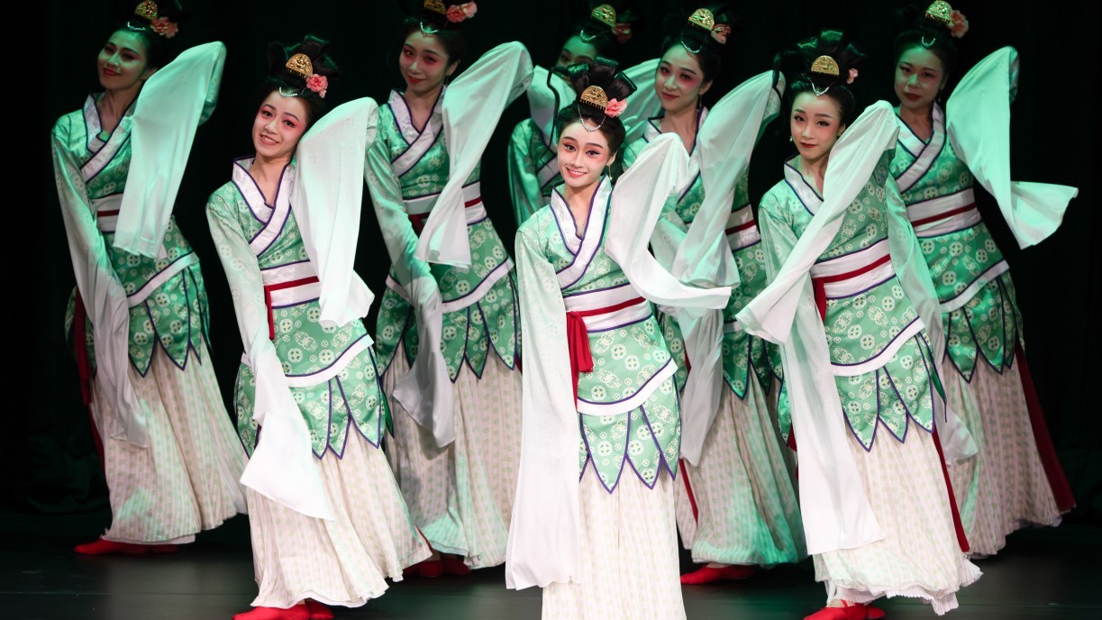 漢唐社會常見的踏歌起舞是一種用雙腳踏踩地面形成節拍的舞蹈。