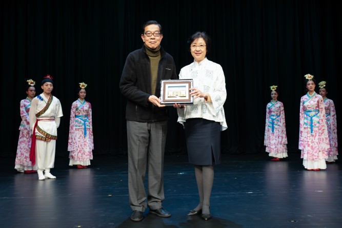 岭南大学协理副校长（学生事务）李东辉教授（前排右）向香港舞蹈团董事局主席曾其巩先生，MH（前排左）致送纪念品。