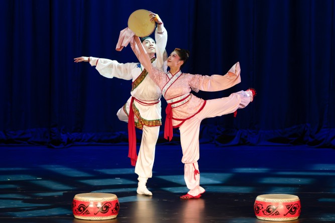 盘鼓舞是汉代一种独特的舞蹈，表达了当时人们的想法、礼仪和希望。