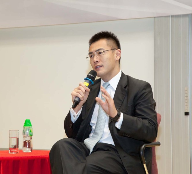 Mr Lau Ming-wai talks about prospects of young people at University Assembly