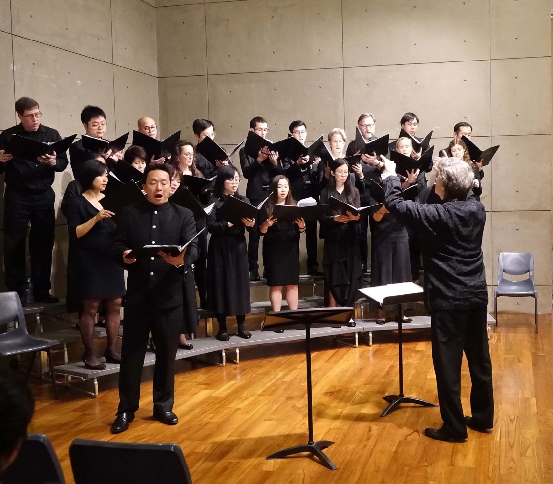 Musician-in-Residence Prof Stephen Ng joins hands with  the Hong Kong Bach Chamber Choir to put a choral of folk songson Lingnan’s stage.
