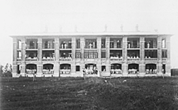 在广州康乐村建立新校舍。改名Canton Christian College，中文校名改为岭南学堂。