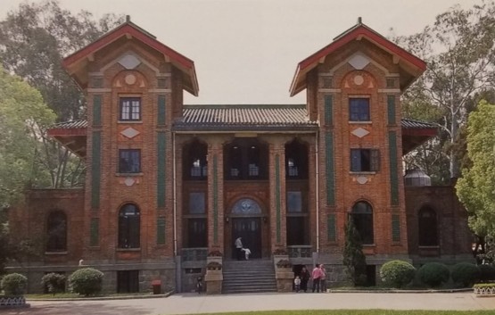 全国高等院校进行调整，岭南大学的康乐校园变成了中山大学的校园。