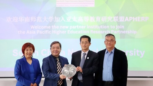 Prof Joshua Mok Ka-ho (left 2) takes a photo with Wang Yan, Deputy Secretary of SCNU (left 3), Prof Lu Xiaozhong, Director of the Guangdong-Hong Kong-Macao Greater Bay Area Institute of Educational Development at SCNU and Distinguished Professor of the Cheung Kong Scholars (left 4), and Prof Wu Jianli, Dean of the School of International Business at SCNU, Executive Director of the Aberdeen Institute of Data Science and Artificial Intelligence (AIDSI), Director of the Cross-Border Education Quality Assurance Research Base of the China Association for International Exchange in Education (CAIEX), and Director of the Cross-Border Education Quality Assurance Research Centre at SCNU (left 1).