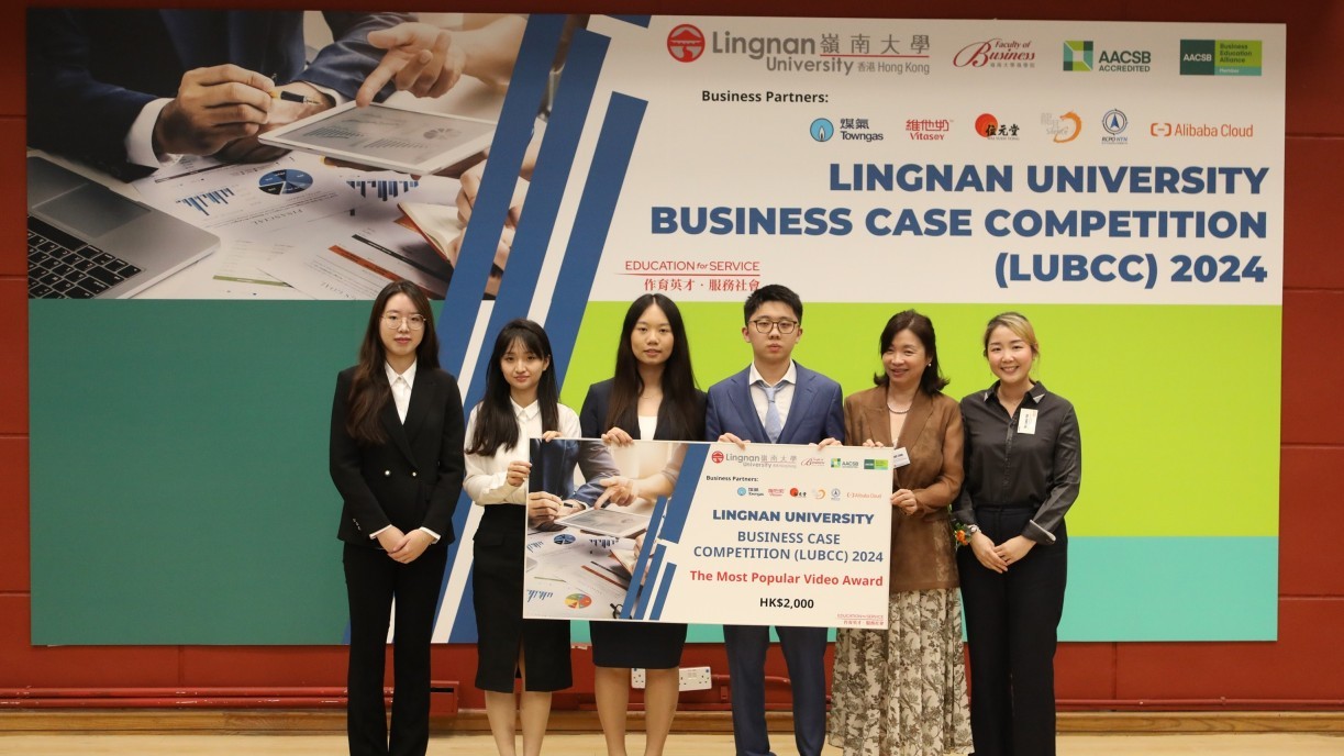 From the Sub-Degree and UG division – Peng Yunyuan team receives the Most Popular Video Award. 