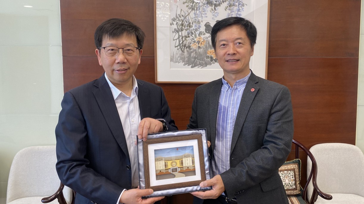 Qian Xuhong (left), President of ECNU, meets with Prof S. Joe Qin (right), President of Lingnan University. 