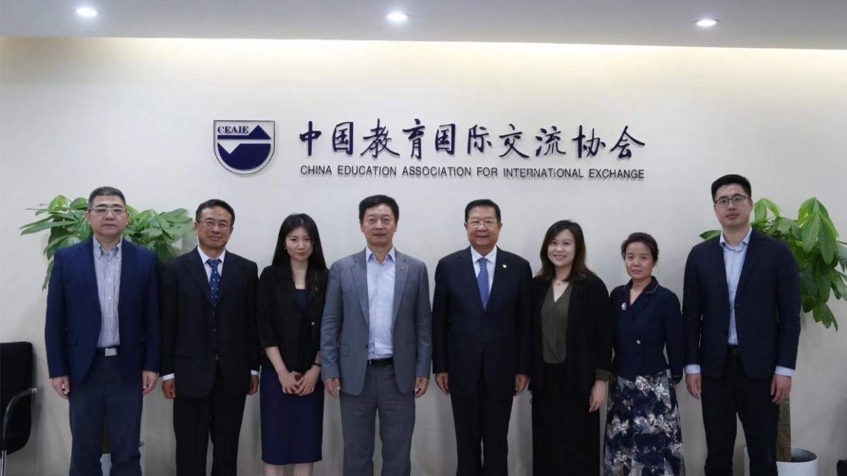 秦校長（左四）到訪中國教育國際交流協會劉利民會長（右四）會面。