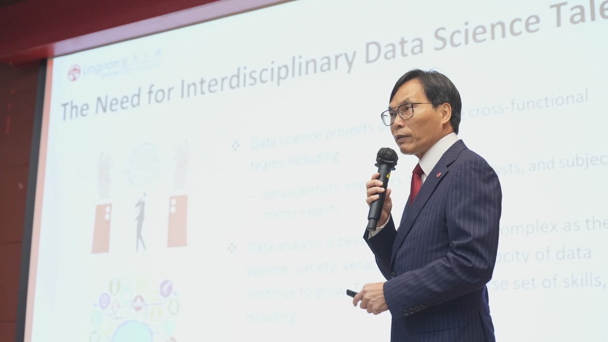 数据科学学院署理院长邝得互教授介绍成立数据科学学院的理念。