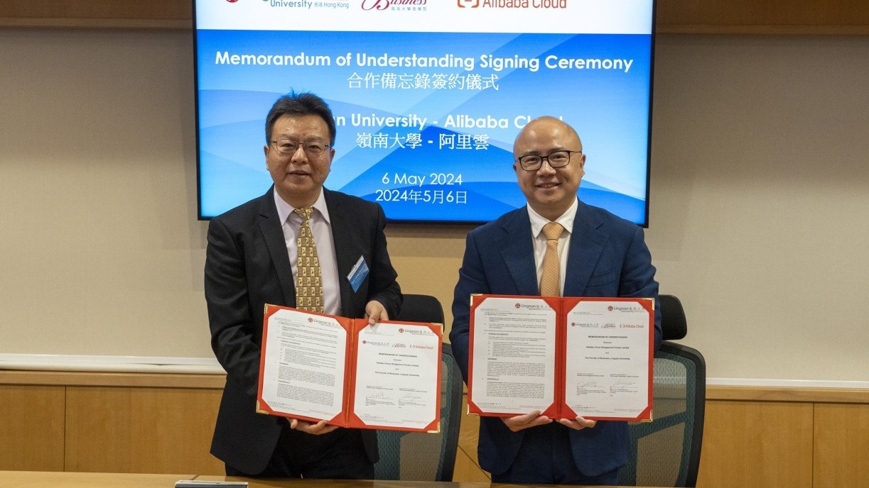 嶺大商學院院長冷明明教授（左）與阿里雲國際業務副總裁及亞太北大區總經理劉彬星先生（右）簽署合作備忘錄。