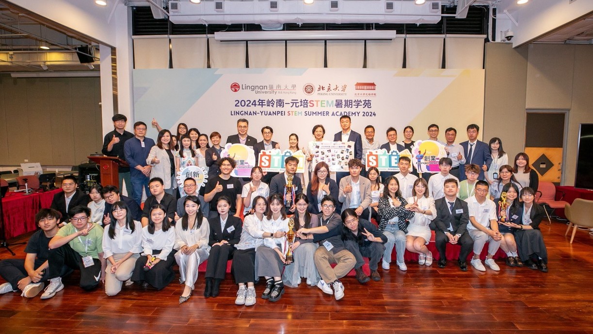 The team wins the Championship with their innovative and entrepreneurial project ‘Sustainable Green Building’ (middle of the first row). The teams 'The Holographic Projection Platform where reality and virtual reality coexist' (middle of the second row) and 'Smart Residential College System' (1st to 4th from the right, second row) win 1st runner-up and 2nd runner-up, respectively, while 'Smart automatic control system improves quality of life' and 'Drone (FPV) competition projects and on-site platforms' receive a Merit Award.