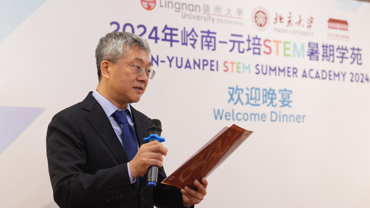 Prof Meng Li, Dean of Yuanpei of PKU, delivers a speech. 