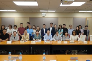 岭大亚太老年学研究中心与中国亚洲经济发展协会养老产业委员会团队大合照。