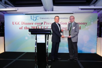 Prof Charles Kwong receives the award from Mr Edward Cheng. 