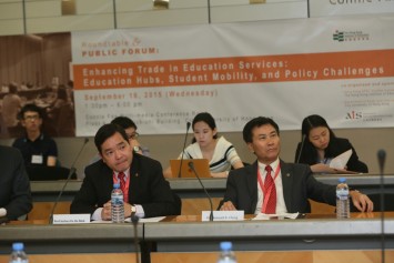 President Leonard K Cheng (front right) participated in the forum and gave a closing remarks. 