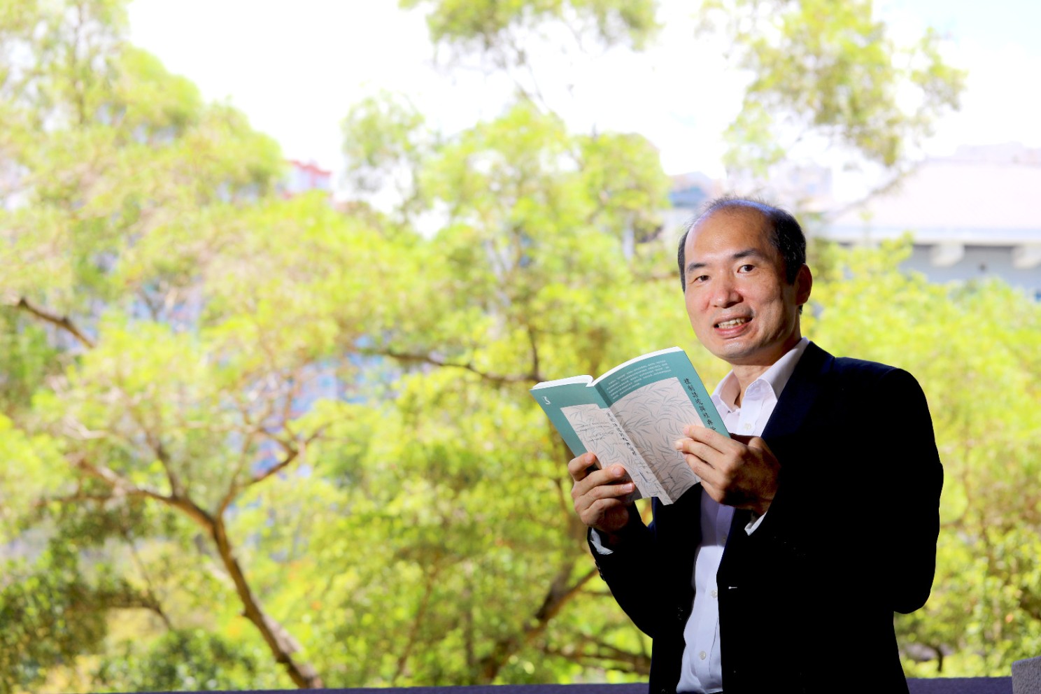 嶺大中文系教授許子濱教授及其獲獎著作《禮制語境與經典詮釋》。