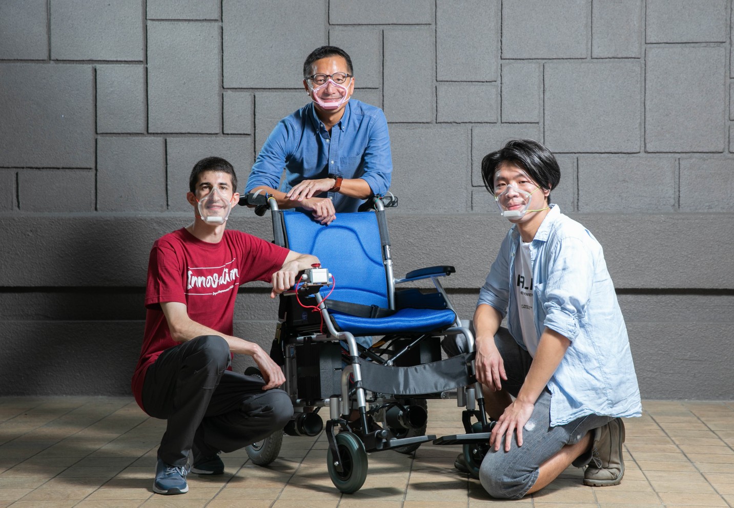 嶺大創業行動（左起）Brian Katona、高永賢教授及王凱賢研發的「輪椅把手感應系統」及「12度口罩」榮獲國際繆斯設計獎。