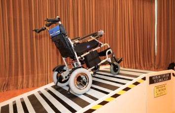輪椅把手感應系統可裝置於普通輪椅上，其壓力感應控制系統能偵測到照顧者雙手所推動的力度及方向。