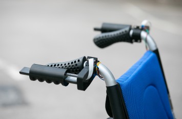 轮椅把手感应系统可装置於普通轮椅上，其压力感应控制系统能侦测到照顾者双手所推动的力度及方向。