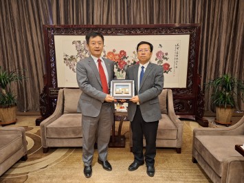 秦泗釗校長（左）與東北大學副校長唐立新院士（右）進行了交流。