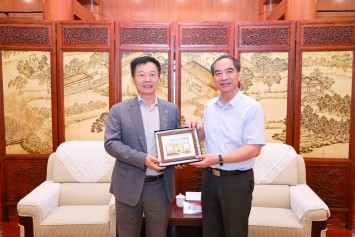 President Prof Gong Qihuang of Peking University (right) receives the delegation led by President Qin (left).