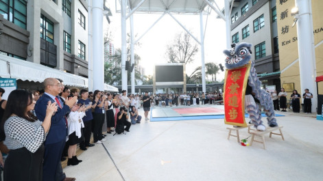 Lingnan University’s Campus Life Carnival, with stands from 40 student societies and university teams, delights over 1,000 new students