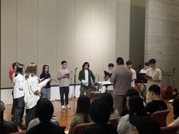 声乐小组的同学由胡永正先生指导，唱出优美而有活力的乐曲